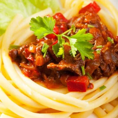 Гуляш из говядины со спагетти - рецепт с фото