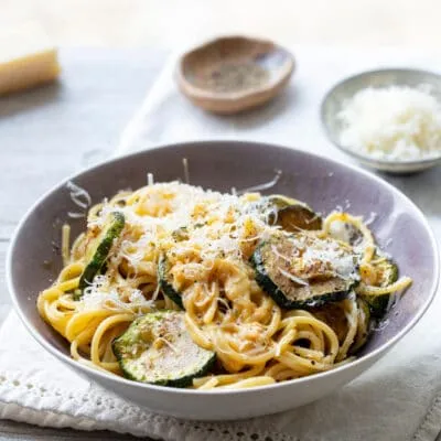 Спагетти с сырным соусом и жареными цукини (кабачками) - рецепт с фото