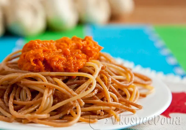 подаем спагетти с соусом