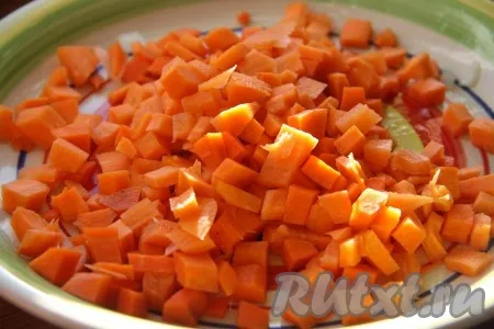 К обжаренному луку и свинине добавить очищенную и нарезанную кубиками морковь, обжарить, иногда помешивая, до золотистого цвета морковки (на это потребуется минут 10). Не забывайте в процессе обжаривания время от времени перемешивать мясо и овощи, чтобы они не подгорели.
