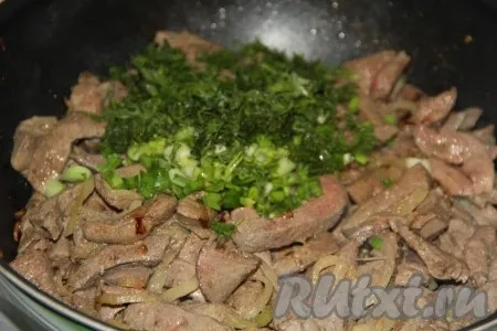 Выложить нарезанную зелень в сковороду со свиной печенью и луком. 
