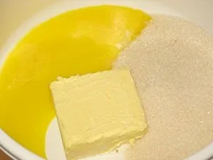 желтки с сахаром и маслом