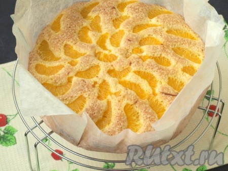 Разогрейте духовку до 180 градусов и выпекайте шарлотку с мандаринами 25-30 минут. Готовую невероятно вкусную выпечку остудите на решётке. 