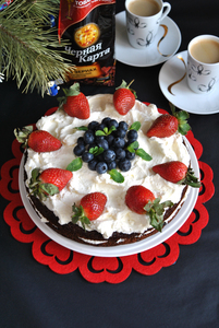 Праздничный торт «Зимняя сказка» с сырным кремом и свежими ягодами