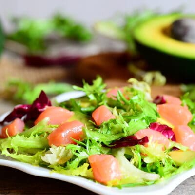 Салат с копченым лососем и авокадо - рецепт с фото
