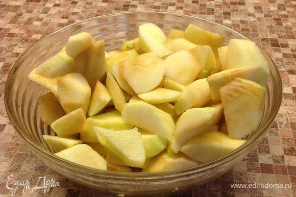 Режем очищенные яблоки, сбрызгиваем их соком половинки лимона.