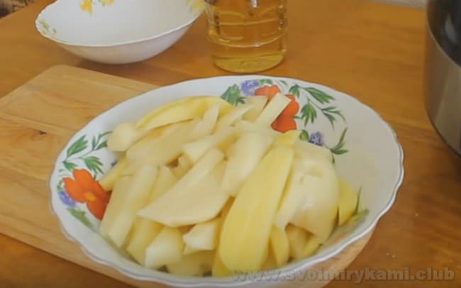 Приготовить дома картошку фри в мультиварке можно даже без специальных приспособлений.