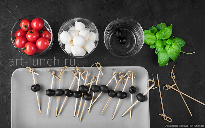 Канапе на шпажках с черри, моцареллой и маслинами - пошаговый рецепт с фото
