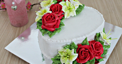 Свадебный торт Сердце шоколадный с розами из крема