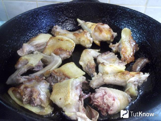 Курица жарится в сковороде до золотистости
