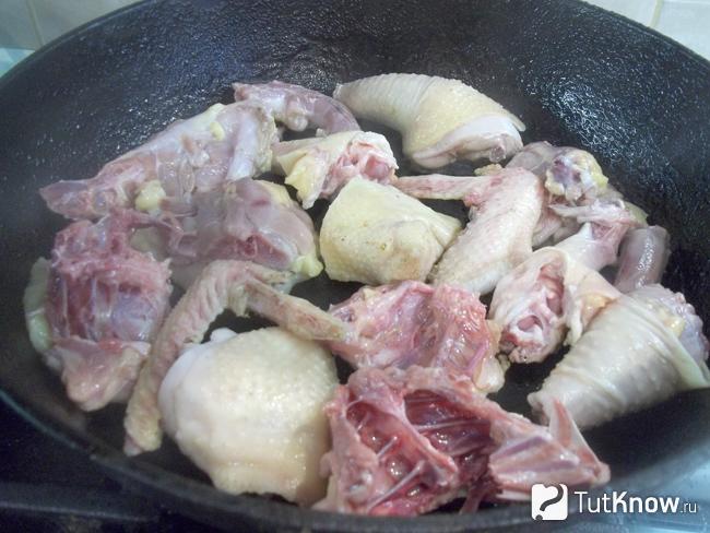 Курица жарится в сковороде