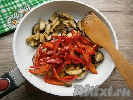 Отдельно обжарить с небольшим количеством растительного масла на среднем огне болгарский перец (буквально 2-3 минуты) и добавить его к баклажанам на сковороду. 