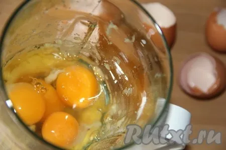 Добавить яйца в чашу блендера. 