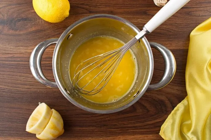 Для заправки нужно смешать желтки с лимонным соком. / Фото: andychef.ru