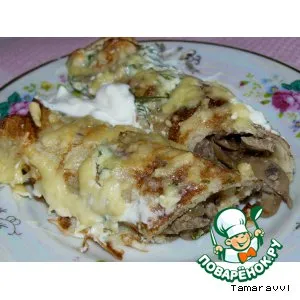Рецепт: Блинчики фаршированные грибами, куриной печенью под сливками и сырной корочкой