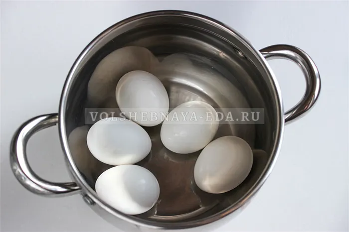 Яйца, фаршированные сельдью - фото шаг 2