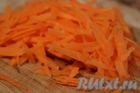 Морковь помыть, очистить, натереть на крупной терке. 
