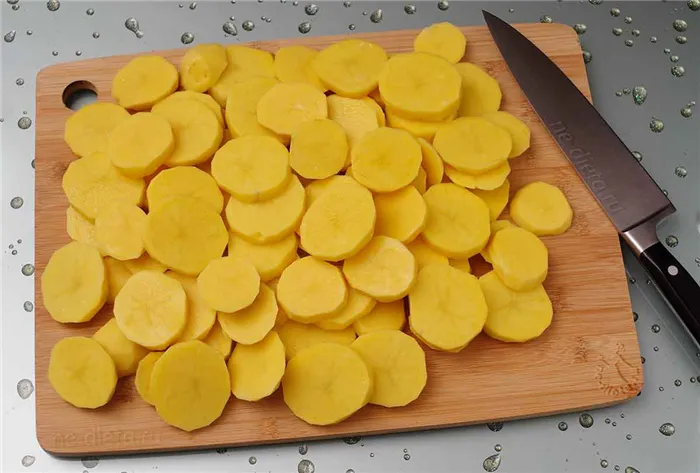 Картошку нарезать кружочками
