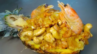 Жареные креветки с перцем и чесноком в ананасе