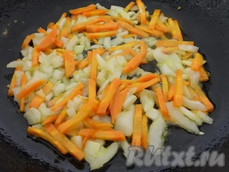 Варить также на слабом огне 15 минут. В это время порезать лук и морковь, обжарить на растительном масле до мягкости лука.