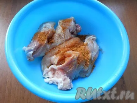 Мясо курицы нарезать крупными кусками, добавить специи и соль. 