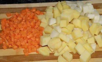 Нарезанный картофель и морковь