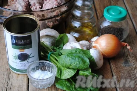 Подготовить необходимые ингредиенты для приготовления мясного рулета из фарша с грибами 