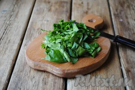 Шпинат (или другую зелень) вымыть, обсушить и нарезать. Если вы готовите со шпинатом, то его лучше нарезать достаточно крупно. 
