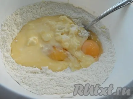 К получившейся сухой смеси добавить яйца, растопленное негорячее масло (или маргарин).
