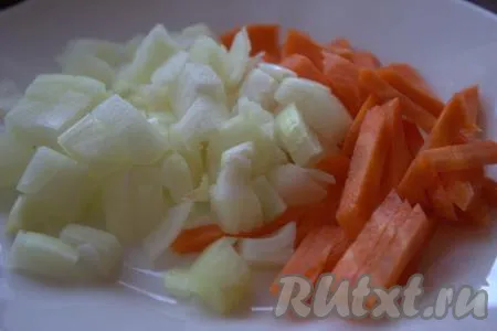 Очистить морковь, помыть и нарезать на брусочки небольшого размера. Очистить луковицу и нарезать достаточно мелко.