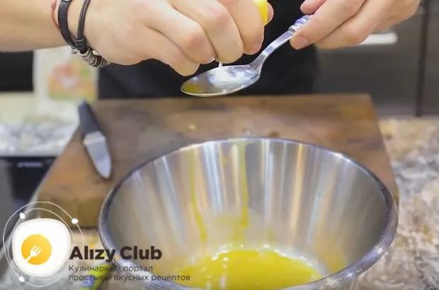 Для голландского соуса смешиваем желтки с лимонным соком.