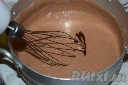 К взбитому манному крему добавим половину шоколадной помадки и продолжим взбивать миксером еще минуты 2-3. Добавим ванилин (по желанию) и перемешаем. 