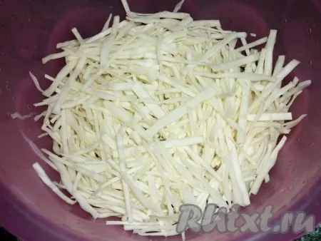 Для приготовления начинки капусту режем тонкой соломкой. Нарезаем достаточно мелко лук и чеснок. 