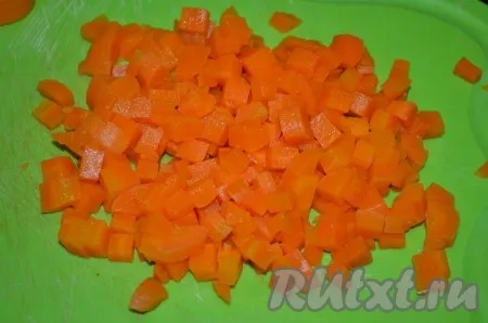 Морковь нарезать кубиками. 