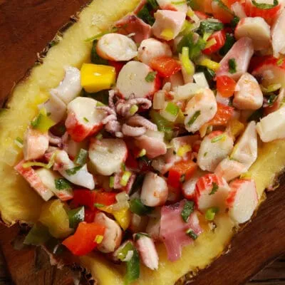Салат Савиче из морепродуктов в ананасе - рецепт с фото