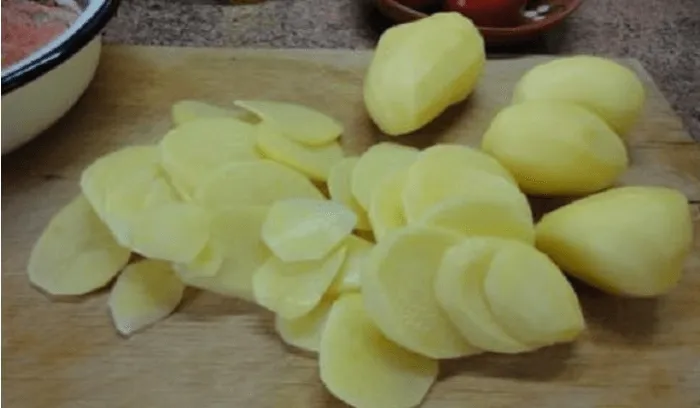 Картофель порезанный на тонкие кружки