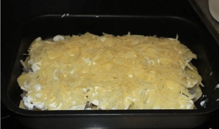 Картофель, сметана и натертый сыр 