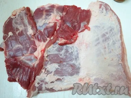 Свинину разделяем по ширине, отрезая верхний пласт мяса, но немного не дорезаем до конца (сантиметра 2) и разворачиваем его, как книжку. Теперь пласт мяса значительно увеличился, стал больше и тоньше. 