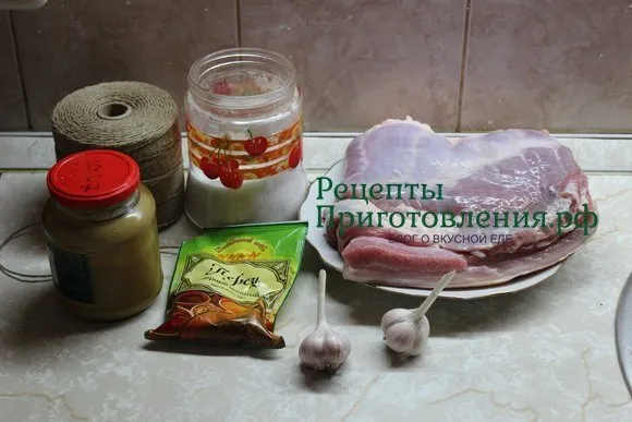 Для приготовление пузанины понадобится чеснок, грудинка без костей (брюшина), соль, перец, горчица, шпагат и фольга для запекания