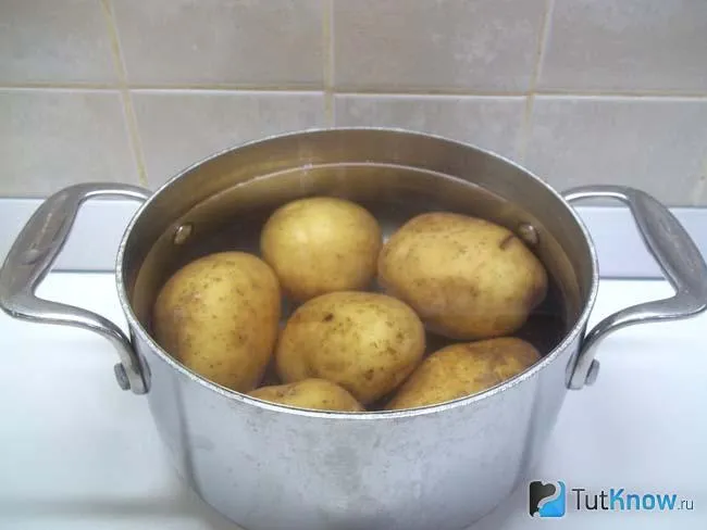 Картофель отварен и нарезан дольками