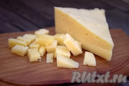 Сыр нарезать на кубики такого же размера, как нарезали огурцы. 