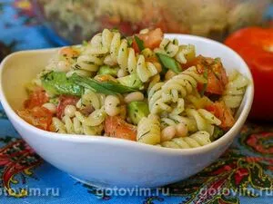Салат с макаронами, фасолью и авкокадо