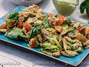 Салат из рыбы с овощами, рукколой и соусом из авокадо