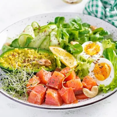 Кето салат с авокадо и рыбой - рецепт с фото