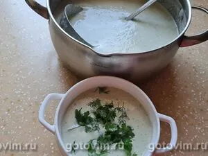 Холодный суп из йогурта с огурцами и авокадо