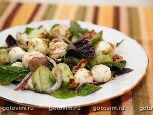 Зеленый салат с моцареллой и грецкими орехами