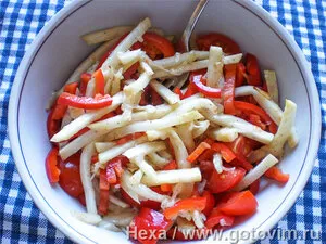 Салат с жареным сельдереем и овощами