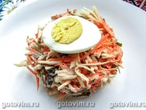 Салат из морской капусты с яйцом, огурцом, морковью и яблоками