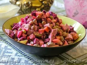Салат из языка со свеклой и овощами