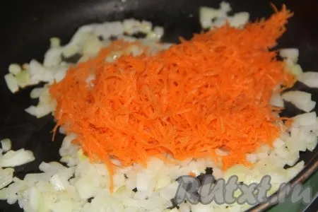 Обжарить мелко нарезанный лук до золотистого цвета на сковороде с добавлением растительного масла. Затем к луку добавить морковь, обжарить, иногда помешивая, на среднем огне в течение 5 минут. 